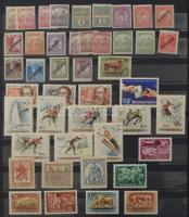 Kaotikus nagy magyar anyag, főleg modern bélyegek rengeteg postatisztával, blokkokkal (betapadások) ...