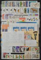 Kaotikus nagy magyar anyag, főleg modern bélyegek rengeteg postatisztával, blokkokkal (betapadások) ...