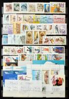 Kaotikus nagy magyar anyag, főleg modern bélyegek rengeteg postatisztával, blokkokkal (betapadások) ...