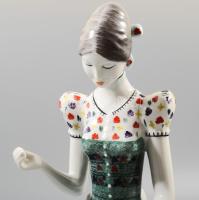 Hollóházi Varró Matyónő. Terv.: Torma Istvánné. Jelzett, hibátlan, m: 23,5 cm