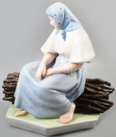 Zsolnay rőzsén ülő asszony. Terv.: Sinkó András. Kézzel festett, jelzett, hibátlan, m: 27 cm