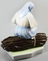 Zsolnay rőzsén ülő asszony. Terv.: Sinkó András. Kézzel festett, jelzett, hibátlan, m: 27 cm