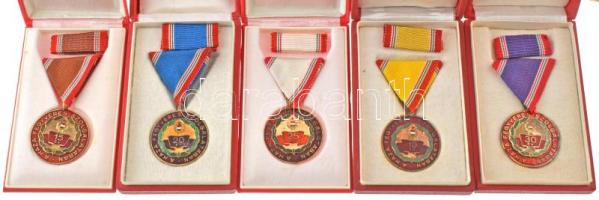 1965. "Szolgálati Érdemérem - A Haza Fegyveres Szolgálatában" 10, 15, 20, 25 és 30 év után műgyantás bronz kitüntetések mellszalagon, szalagsávval, eredeti tokban (5xklf) T:AU-VF, zománchiba