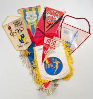 7 db román és erdélyi sportzászló, asztali zászló, vegyes méretben és állapotban