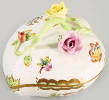 Herendi Viktória mintás szív alakú bonbonier rózsa fogóval. Jelzett, kézzel festett, rózsákon minimális pattogzással, 11,5x10 cm
