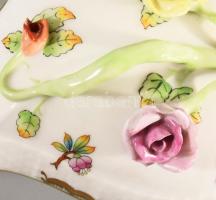 Herendi Viktória mintás szív alakú bonbonier rózsa fogóval. Jelzett, kézzel festett, rózsákon minimá...