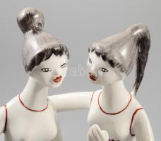 Hollóházi pletykázó lányok. Jelzett, hibátlan, m: 24 cm