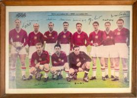 1983 Képes Sport - 30 éves az Aranycsapat poszter, a csapat tagjainak nyomtatott aláírásaival, üvegezett fakeretben, 29x45 cm (keret: 36,5x50,5 cm)