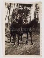 cca 1925-1940 Vegyes fotó tétel, összesen 28 db, közte kirándulások képei, igazolványképek, csoportk...