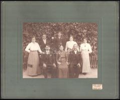 1914 Családi csoportkép, nagyméretű, kartonra kasírozott fotó Janák Vendel fényképész nógrádverőcei (ma Verőce) műterméből, kis kopással, 16,5x22,5 cm, karton: 29,5x35,5 cm
