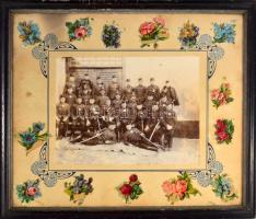 cca 1910 Huszárok csoportképe, kartonra kasírozott fotó, szecessziós és litho virágos díszítéssel, üvegezett keretben, 16,5×21,5 cm