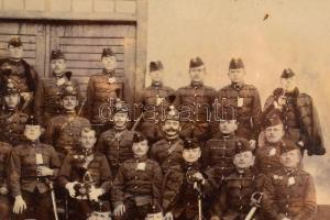 cca 1910 Huszárok csoportképe, kartonra kasírozott fotó, szecessziós és litho virágos díszítéssel, ü...