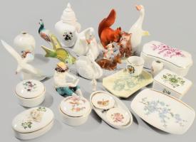 Doboznyi vegyes porcelán tárgy és figura, jelzett, 1-1 sérüléssel.