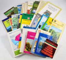 Vegyes magyar és külföldi útikönyvek, idegenforgalmi prospektusok, térképek, összesen kb. 40 db