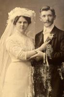 cca 1880-1900 Régi családi fotóalbum 38 db vegyes méretű fotókkal, szecessziós dombornyomott bőr köt...