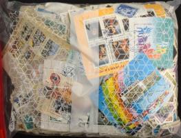 Több mint 1 kg magyar bélyeg ömlesztve tasakban, benne modern kiadások is