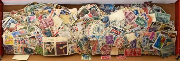 USA több ezer bélyeg sok képessel, dobozban