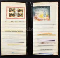 80 db modern magyar + néhány külföldi blokk fotóalbumban