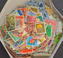 Japán sok száz régi és modern bélyeg kis dobozban, érdekes anyag