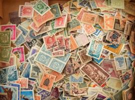 Oroszország külföldi posták, Szovjetunió, stb. rendező keverék szaloncukros dobozban. Érdekes anyag!