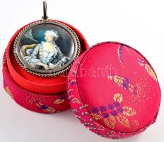 cca 19. sz. vége, Festett porcelán miniatúra portré medál, ezüst (Ag) foglalatban, jelzés nélkül, d: 4 cm