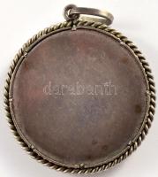 cca 19. sz. vége, Festett porcelán miniatúra portré medál, ezüst (Ag) foglalatban, jelzés nélkül, d:...