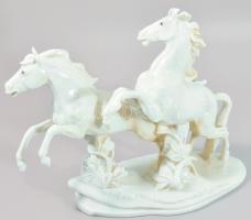 cca 1930 Karl Ens vágtázó lópár. Jelzett, egyik farok vége letört, de megvan, 30x24 cm