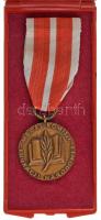 Lengyelország DN(1956-1991) "A Nemzeti Oktatási Bizottság Érdemérem bronz fokozata" kitüntetés mellszalagon, eredeti műanyag tokban T:AU Poland ND(1956-1991) "Medal Komisji Edukacji Narodowej" (Medal of the National Education Commission) bronze decoration on ribbon, in original plastic case C:AU