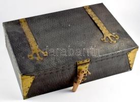 Fém és réz díszdoboz, javítandó zsanérokkal, 24x35 cm