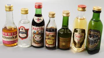 7 db régi, retro mini alkohol vodka, Martini, stb