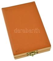 1981. "100 éves a Vöröskereszt" műgyantás bronz kitüntetés, mellszalagon, eredeti díszdobo...