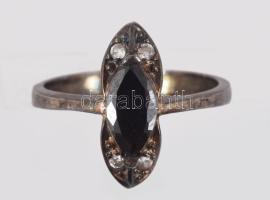 Ezüst (Ag) gyűrű fekete acháttal és cirkónnal. jelzett 3,67 g m: 58