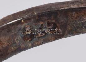 Ezüst (Ag) gyűrű fekete acháttal és cirkónnal. jelzett 3,67 g m: 58