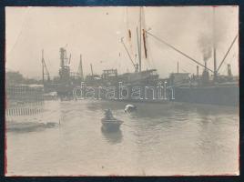 1917 Dunai Flottila. Egy mozgalmas nap a romániai Turnu-Severin kikötőjében amely ekkor osztrák-magyar katonai irányítás alatt volt.. A háttérben látható hajó a ZTL 9 vontatóhajó, az egykori görög Ios, amelyet a Habsburg csapatok 1916. szeptember 9-én foglaltak el Calafatban, Románia délnyugati sarkában és a Zentraltransportleitung (ZTL) állította szolgálatba.) 9x6 cm // Danube Fleet. A busy day at the Rumanian port of Turnu-Severin. The ship in the background is the tugboat ZTL 9, the former Greek Ios, captured by Habsburg troops on September 9, 1916, in Calafat, in the southwest corner of Rumania, across the Danube from the Bulgarian city of Vidin, and pressed into service by the Zentraltransportleitung (ZTL).