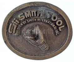 Amerikai Egyesült Államok DN "Smith Tool Division of Smith International INC" egyoldalas, öntött fém emlékplakett, hátoldalán "21" számozással (~63x76mm) T:VF USA ND "Smith Tool Division of Smith International INC" one-sided, cast metal commemorative plaque, numbered "21" on the reverse (~63x76mm) C:VF