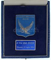 Olaszország 2004. "Brindisi Repülőtéri Különítmény" egyoldalas, részben festett emlékplakett (~49x57mm), és névre szóló tábla közös dísztokba ragasztva T:AU Italy 2004. "Distaccamento Aeroportuale Brindisi" one-sided, partially painted commemorative plaque (~49x57mm) glued to the decorative case C:AU