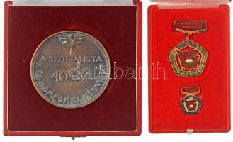 DN "A Szocialista Külkereskedelemért - 40. év" egyoldalas, öntött bronz emlékplakett, hátoldalán névre szóló gravírozással, eredeti tokban (73,5mm) + ~1960-1980. "A Vállalat Kiváló Brigádja - Szocialista Brigád" aranyozott, műgyantás jelvény miniatűrrel, eredeti, sérült tokban T:AU, patina
