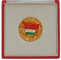 DN (~1970) "KISZ 1919-1957" aranyozott, zománcozott aranykoszorús jelvény, eredeti tokban (45mm) T:AU