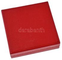 DN (~1970) "KISZ 1919-1957" aranyozott, zománcozott aranykoszorús jelvény, eredeti tokban ...