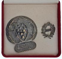 DN Ipartestületek Országos Szövetsége "IPOSZ" fém jelvény + fém miniatűr kitűző, közös dísztokban (50x60mm ; 23x27mm) T:UNC,AU, patina