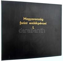 "Magyarország forint emlékpénzei I." kétgyűrűs éremtartó album 25db kettesosztású hiányos berakólappal (laponként ~70x180mm férőhely (2x)) + 1db teljes berakólap 6db érme tárolására, Használt de újszerű állapotban