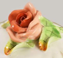 Herendi bonbonier rózsa fogóval. Jelzett, d: 8 cm, m: 7,5 cm