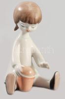 Hollóházi homokozó kislány. Terv.: Káldor Aurél. Jelzett, minimális kopással, m: 10,5 cm