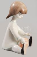 Hollóházi homokozó kislány. Terv.: Káldor Aurél. Jelzett, minimális kopással, m: 10,5 cm