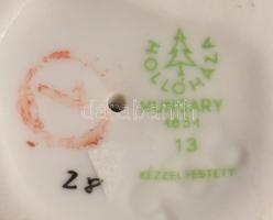 Hollóházi homokozó kislány. Terv.: Káldor Aurél. Jelzett, minimális kopással, m: 10,5 cm