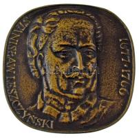 Lengyelország 1977. "Stanisław Leszczyńskinek 1677-1766 / A társadalmi haladást szolgáló reformok élharcosának, születésének 300. évfordulóján" kétoldalas, öntött bronz emlékplakett (~100x102mm) T:AU Poland 1977. "Stanislaw Leszczynski 1677-1766 / Oredownikowi postepowych reform spo lecznych w 300 rocznice urodzin" two-sided, cast bronze commemorative plaque (~100x102mm) C:AU