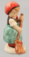 Hummel seprűs lányka. Mázas kerámia, kézzel festett, jelzett, apró kopással 13 cm