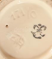 Hummel seprűs lányka. Mázas kerámia, kézzel festett, jelzett, apró kopással 13 cm