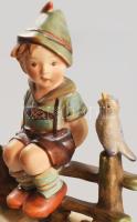 Hummel kerítésen ülő fiú, cca 1940, 111-es sorszámmal, jelzett, hibátlan , m: 14 cm