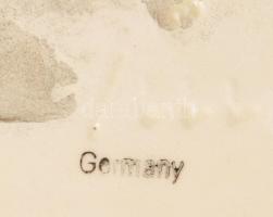 Hummel kerítésen ülő fiú, cca 1940, 111-es sorszámmal, jelzett, hibátlan , m: 14 cm